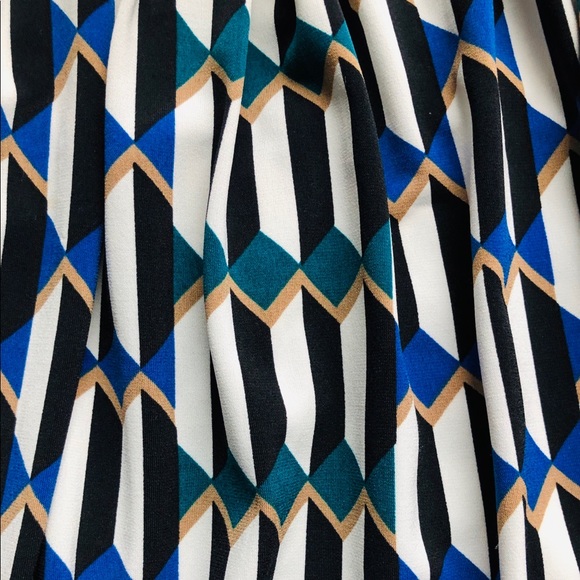 CALVIN KLEIN Plus Sz Abstract Matte Jersey Top - Picture 7 of 8